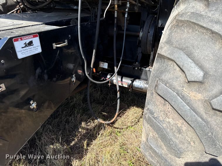 image for item DY8335 1999 Gleaner R62 combine