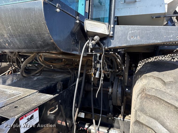 image for item DY8335 1999 Gleaner R62 combine