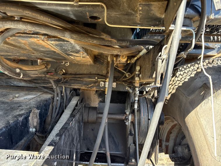 image for item DY8335 1999 Gleaner R62 combine