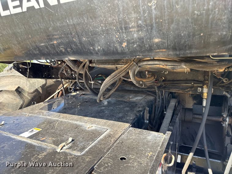 image for item DY8335 1999 Gleaner R62 combine