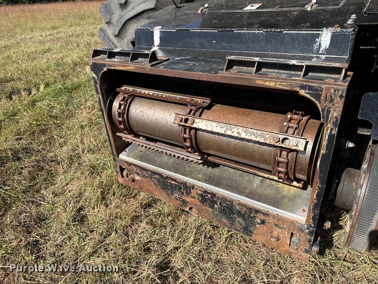 image for item DY8335 1999 Gleaner R62 combine