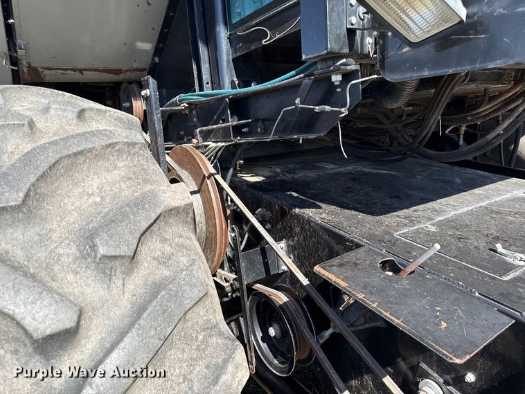 image for item DY8335 1999 Gleaner R62 combine