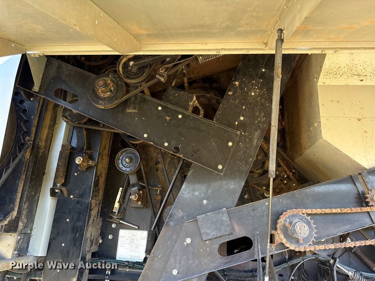 image for item DY8335 1999 Gleaner R62 combine