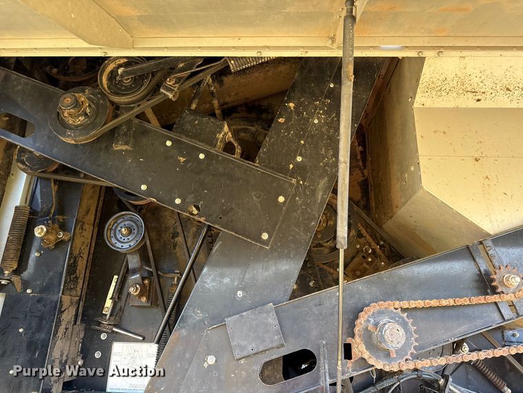 image for item DY8335 1999 Gleaner R62 combine