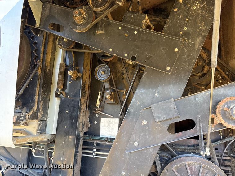 image for item DY8335 1999 Gleaner R62 combine