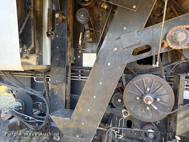 image for item DY8335 1999 Gleaner R62 combine