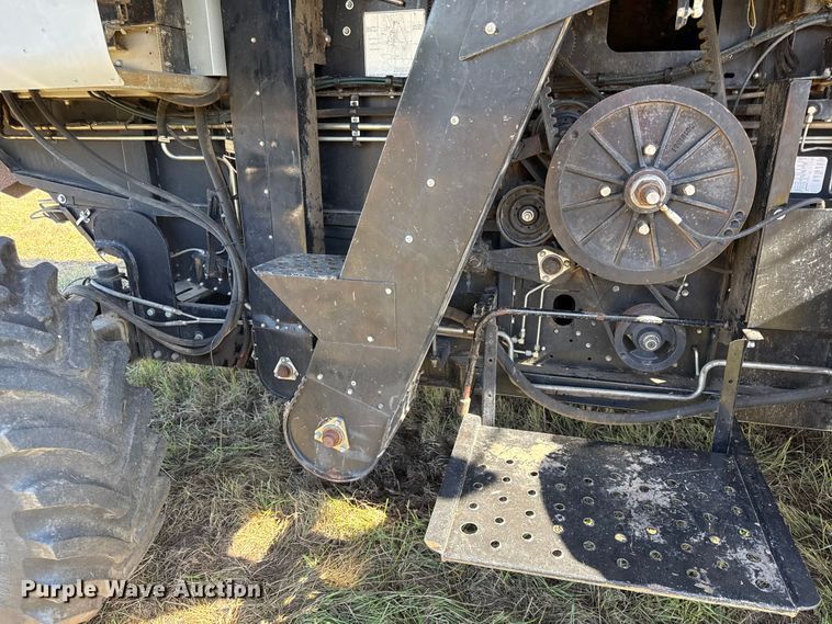 image for item DY8335 1999 Gleaner R62 combine
