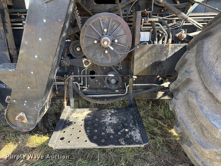 image for item DY8335 1999 Gleaner R62 combine