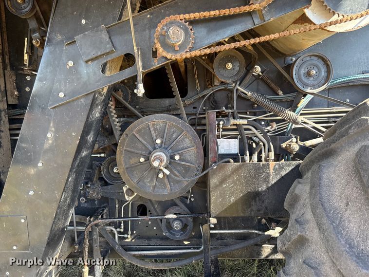 image for item DY8335 1999 Gleaner R62 combine