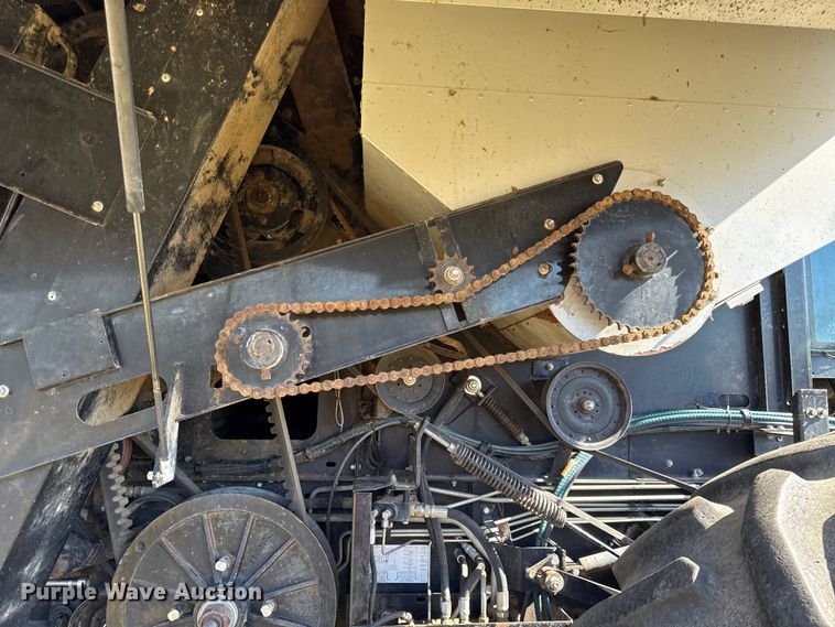 image for item DY8335 1999 Gleaner R62 combine