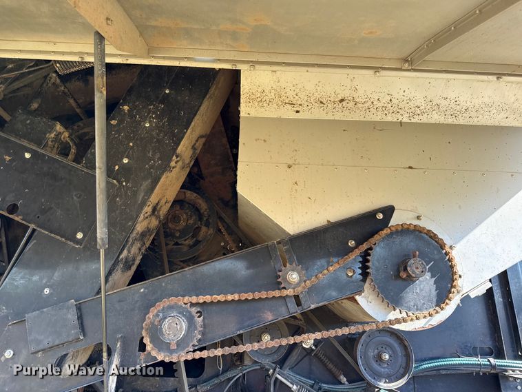 image for item DY8335 1999 Gleaner R62 combine