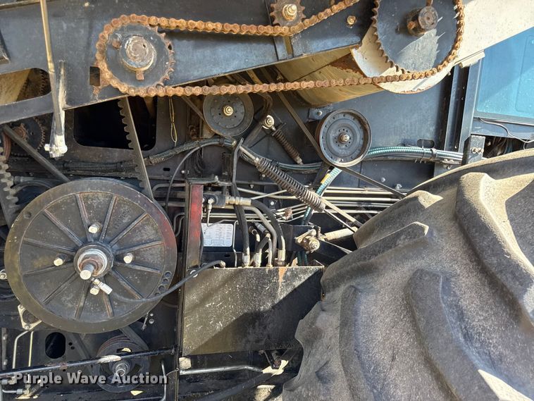 image for item DY8335 1999 Gleaner R62 combine