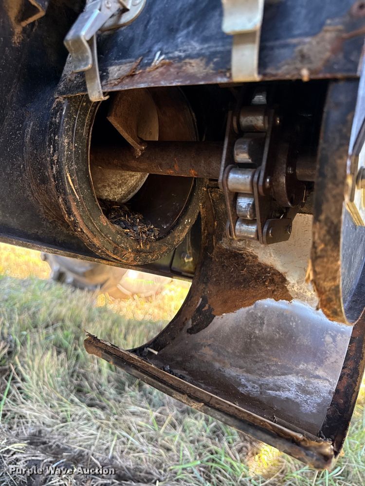 image for item DY8335 1999 Gleaner R62 combine