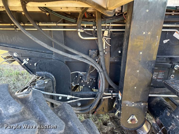 image for item DY8335 1999 Gleaner R62 combine