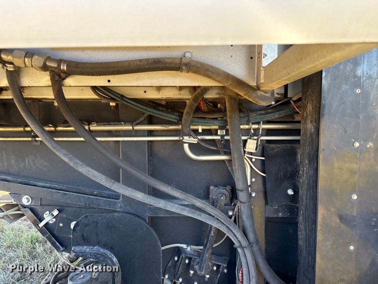 image for item DY8335 1999 Gleaner R62 combine