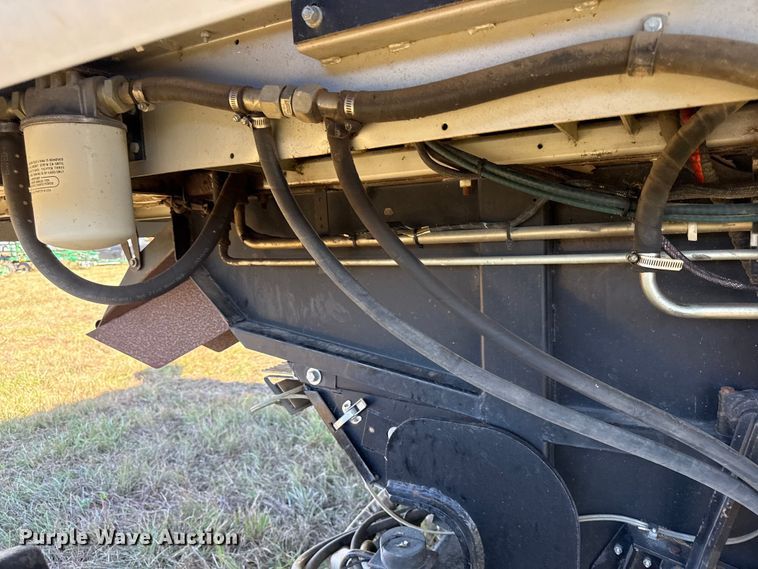 image for item DY8335 1999 Gleaner R62 combine