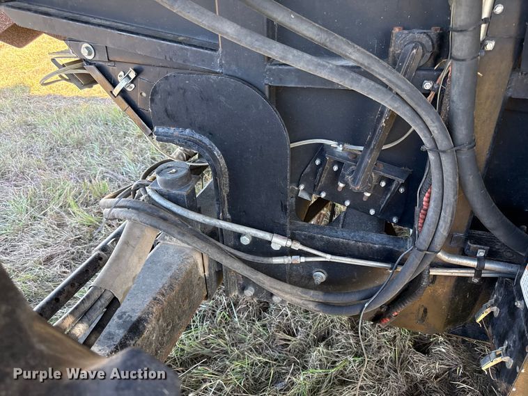 image for item DY8335 1999 Gleaner R62 combine