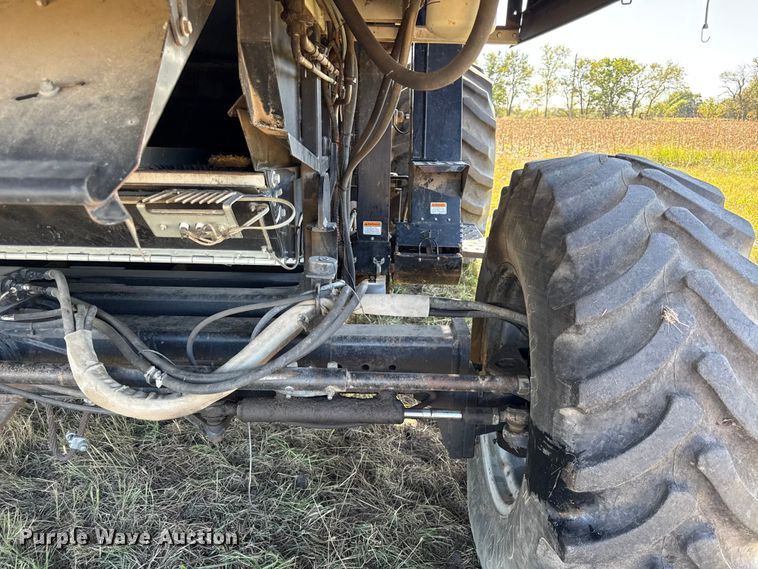 image for item DY8335 1999 Gleaner R62 combine