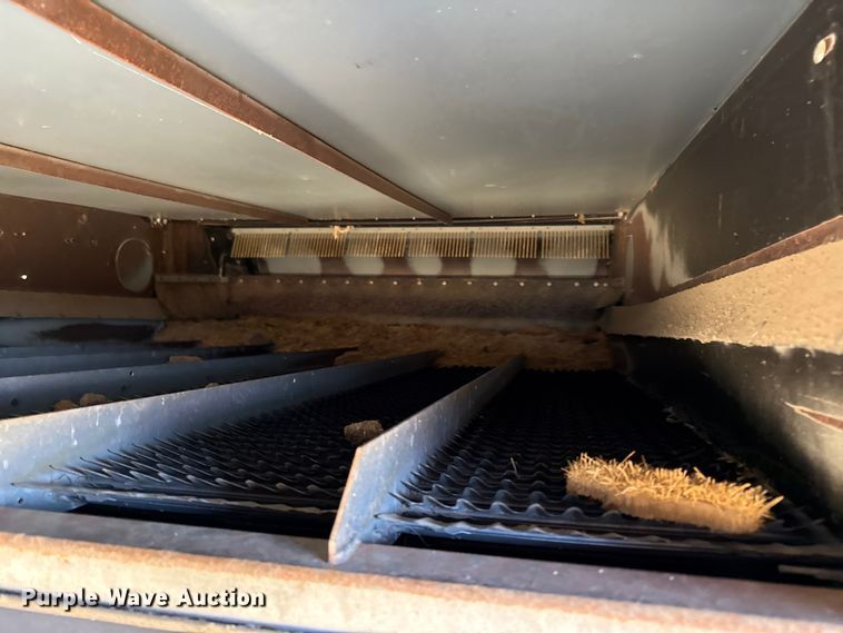 image for item DY8335 1999 Gleaner R62 combine