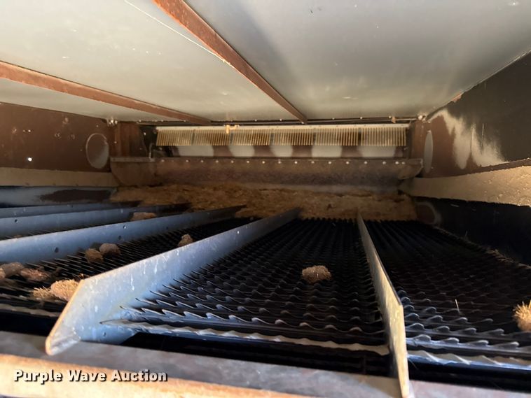 image for item DY8335 1999 Gleaner R62 combine