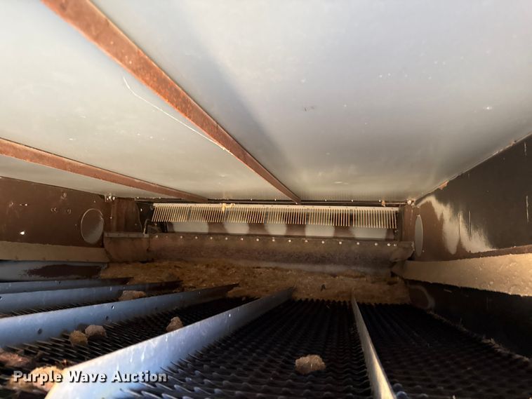 image for item DY8335 1999 Gleaner R62 combine