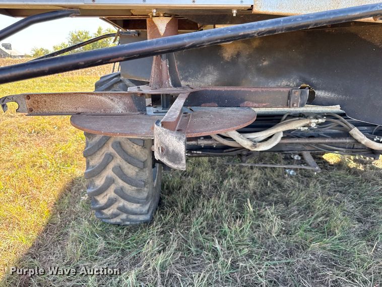 image for item DY8335 1999 Gleaner R62 combine