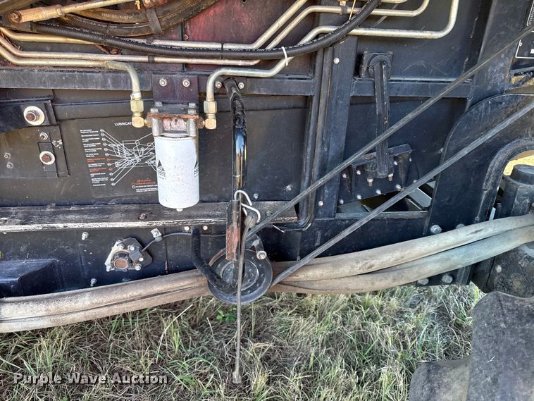 image for item DY8335 1999 Gleaner R62 combine