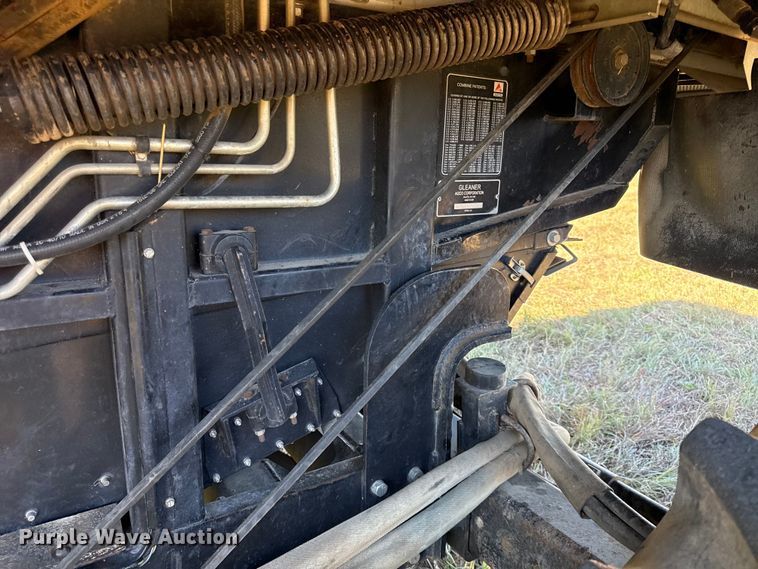 image for item DY8335 1999 Gleaner R62 combine