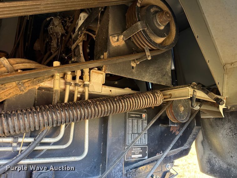 image for item DY8335 1999 Gleaner R62 combine