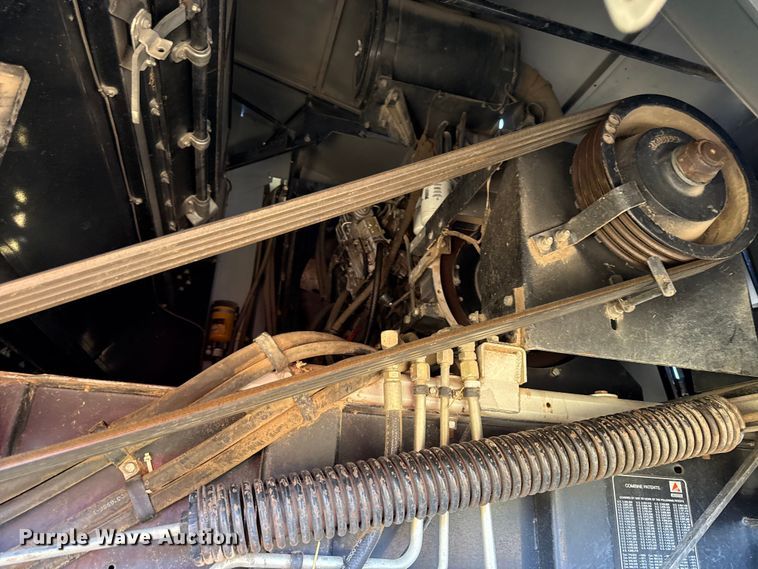 image for item DY8335 1999 Gleaner R62 combine