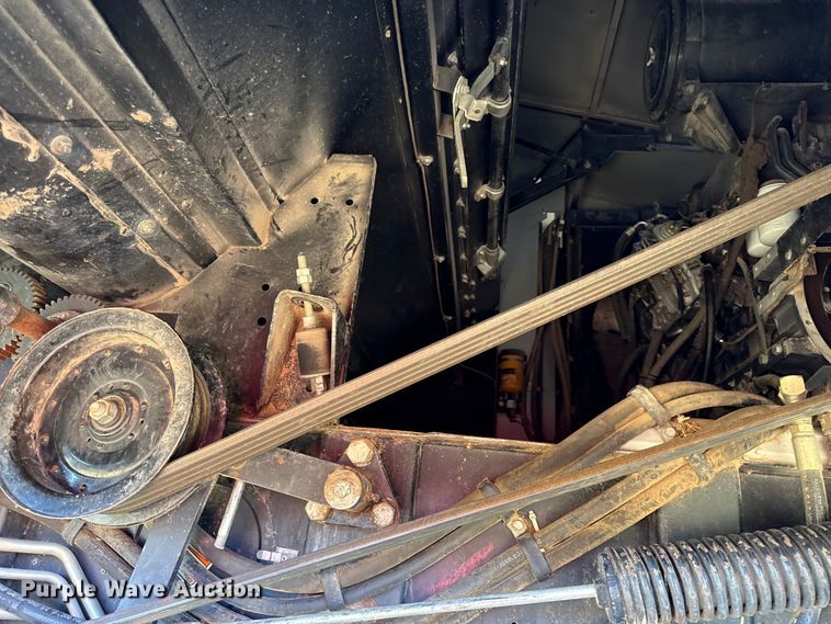 image for item DY8335 1999 Gleaner R62 combine