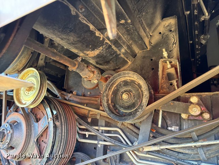 image for item DY8335 1999 Gleaner R62 combine