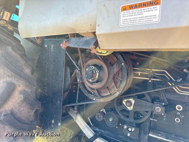 image for item DY8335 1999 Gleaner R62 combine