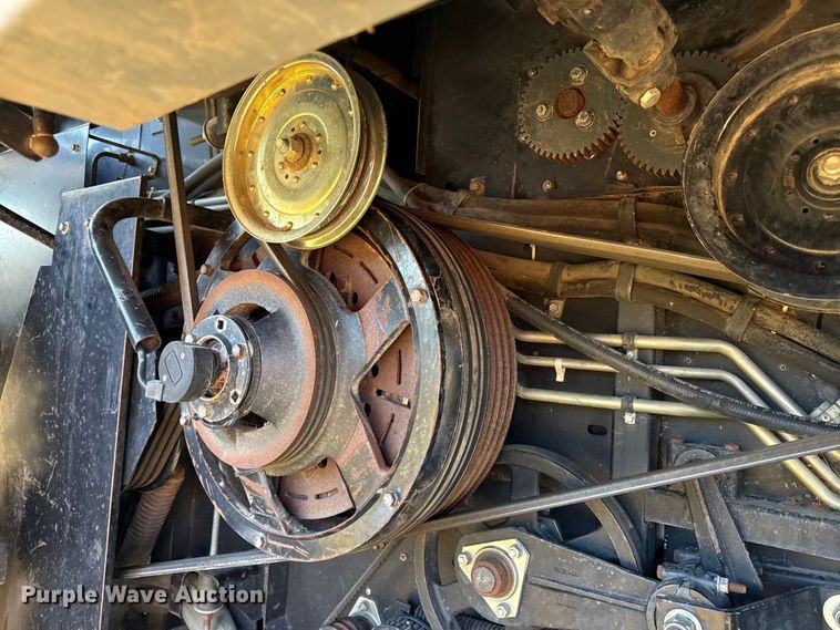 image for item DY8335 1999 Gleaner R62 combine