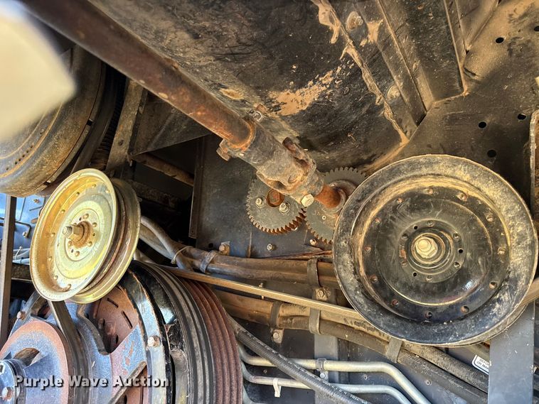 image for item DY8335 1999 Gleaner R62 combine