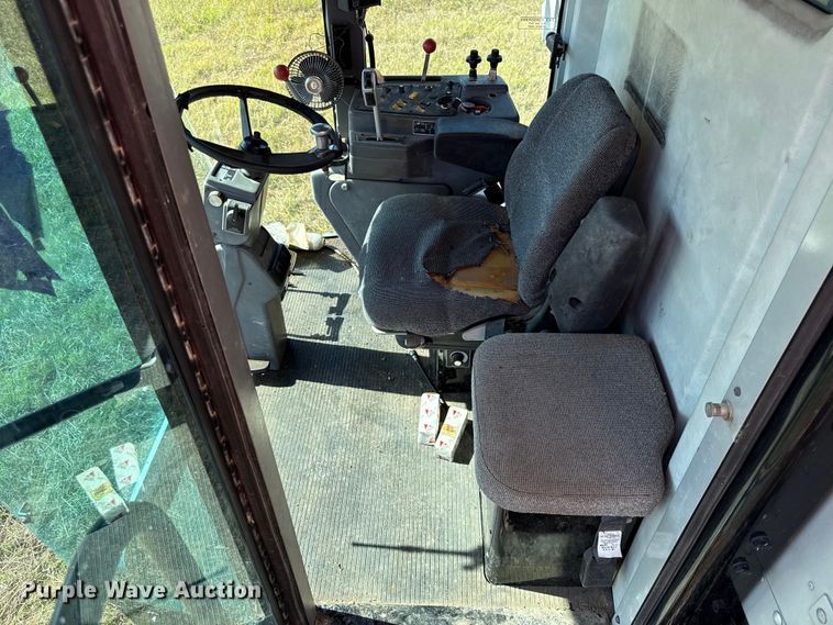 image for item DY8335 1999 Gleaner R62 combine