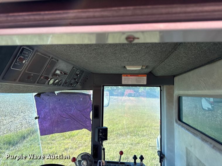 image for item DY8335 1999 Gleaner R62 combine