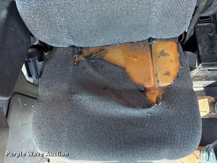 image for item DY8335 1999 Gleaner R62 combine