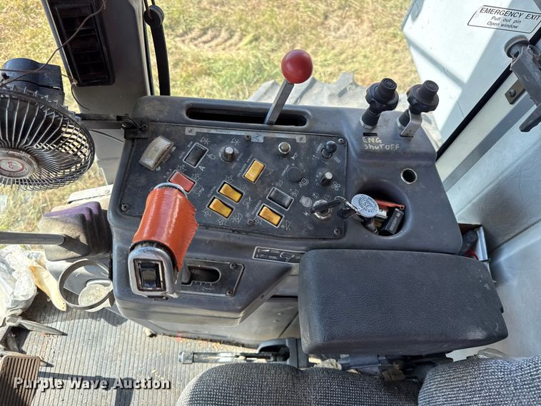 image for item DY8335 1999 Gleaner R62 combine