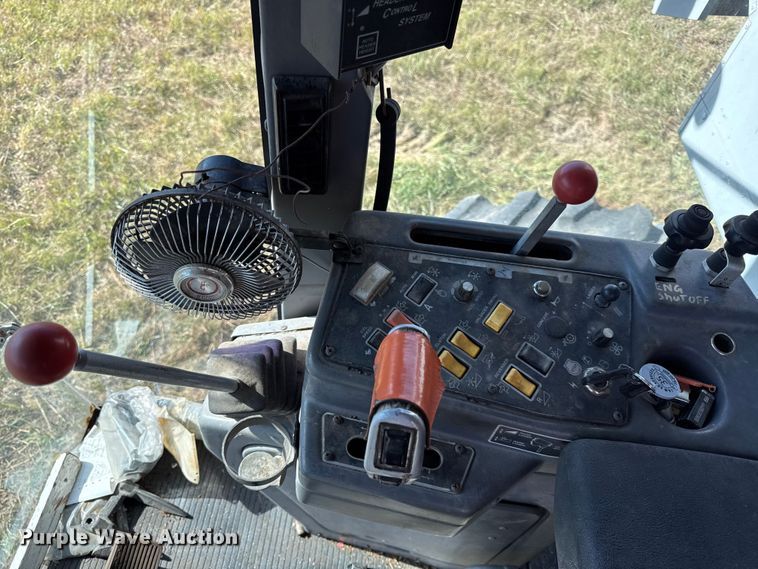 image for item DY8335 1999 Gleaner R62 combine