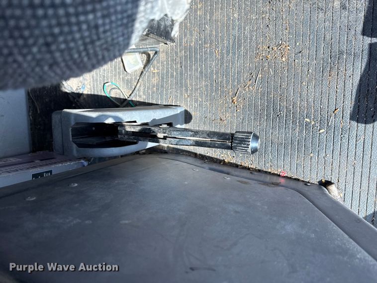 image for item DY8335 1999 Gleaner R62 combine