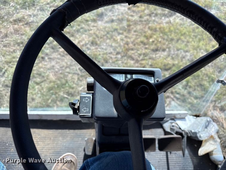 image for item DY8335 1999 Gleaner R62 combine