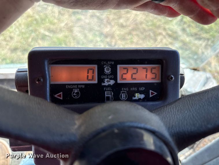 image for item DY8335 1999 Gleaner R62 combine