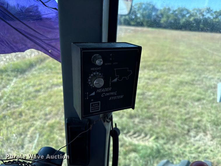 image for item DY8335 1999 Gleaner R62 combine