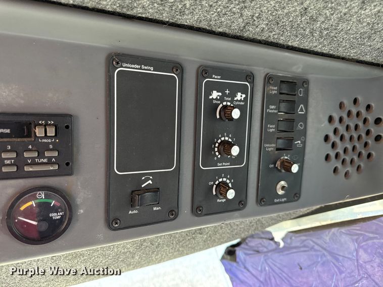 image for item DY8335 1999 Gleaner R62 combine