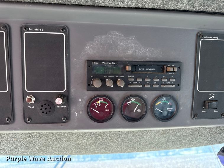 image for item DY8335 1999 Gleaner R62 combine