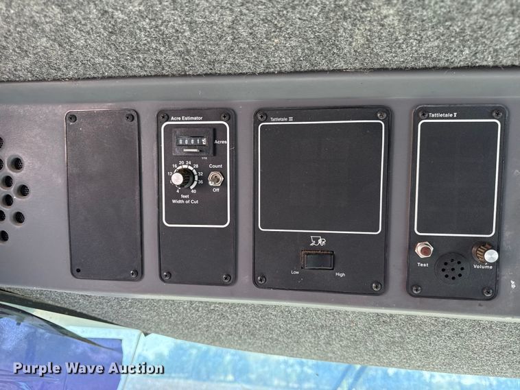 image for item DY8335 1999 Gleaner R62 combine