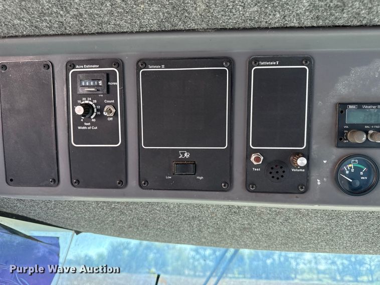 image for item DY8335 1999 Gleaner R62 combine