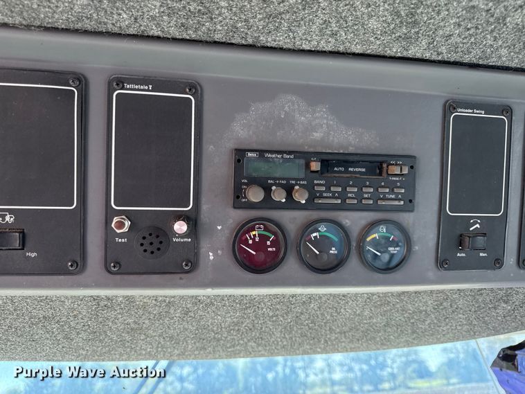 image for item DY8335 1999 Gleaner R62 combine