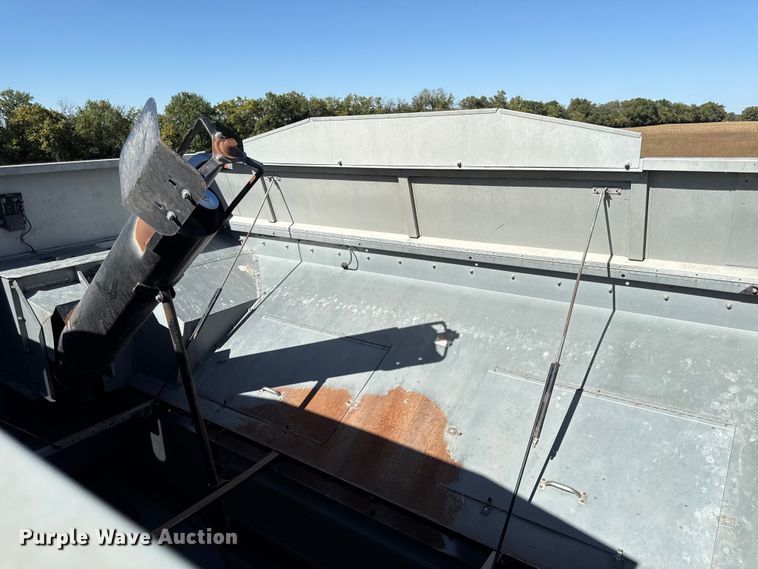 image for item DY8335 1999 Gleaner R62 combine